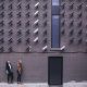 image montrant des caméras et deux femmes près de l'entrée d'une porte. L'image suggeère un système de surveillance poussé.