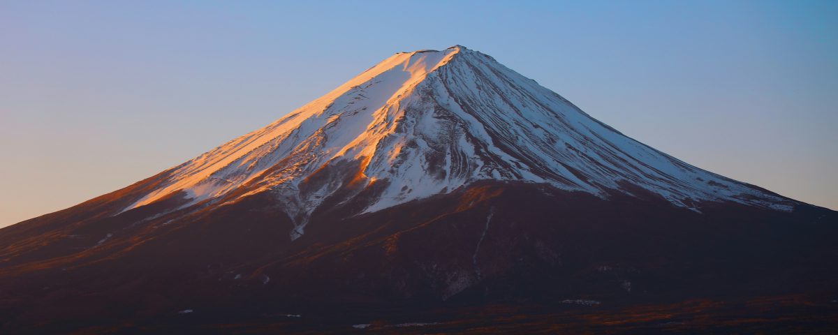 Mont Fuji utilisé comme analogie un paysage adaptatif, simple, lisse à sommet unique — où chaque amélioration locale rapproche logiquement du sommet unique.