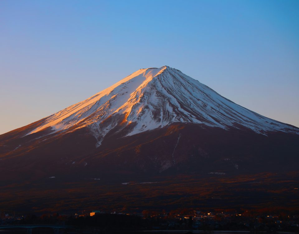 Mont Fuji utilisé comme analogie un paysage adaptatif, simple, lisse à sommet unique — où chaque amélioration locale rapproche logiquement du sommet unique.